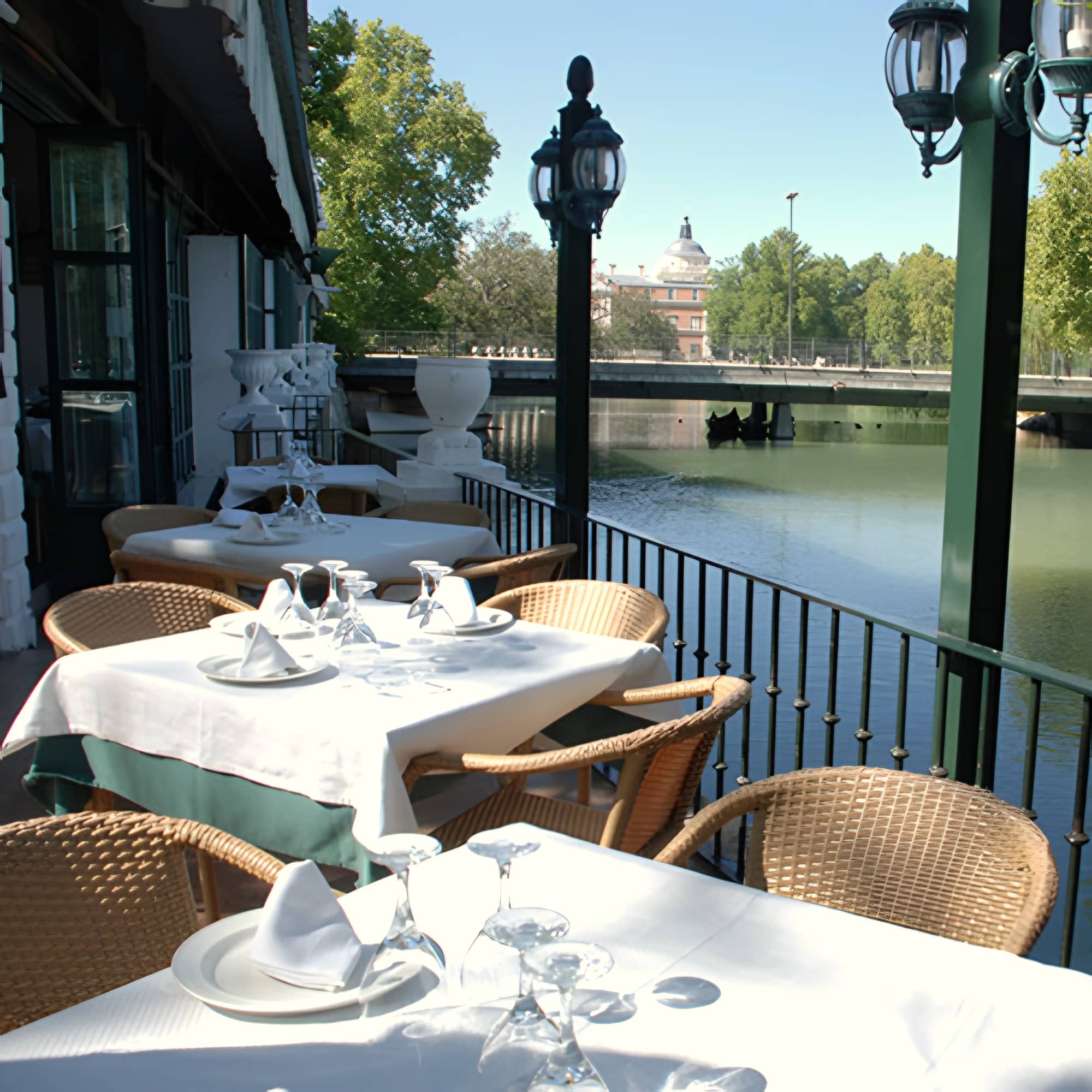 La terraza del restaurante sobre el río, con las mesas puestas.